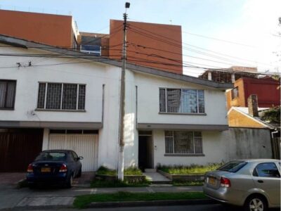 Land of 2 houses with an area of 370 m2, street 100